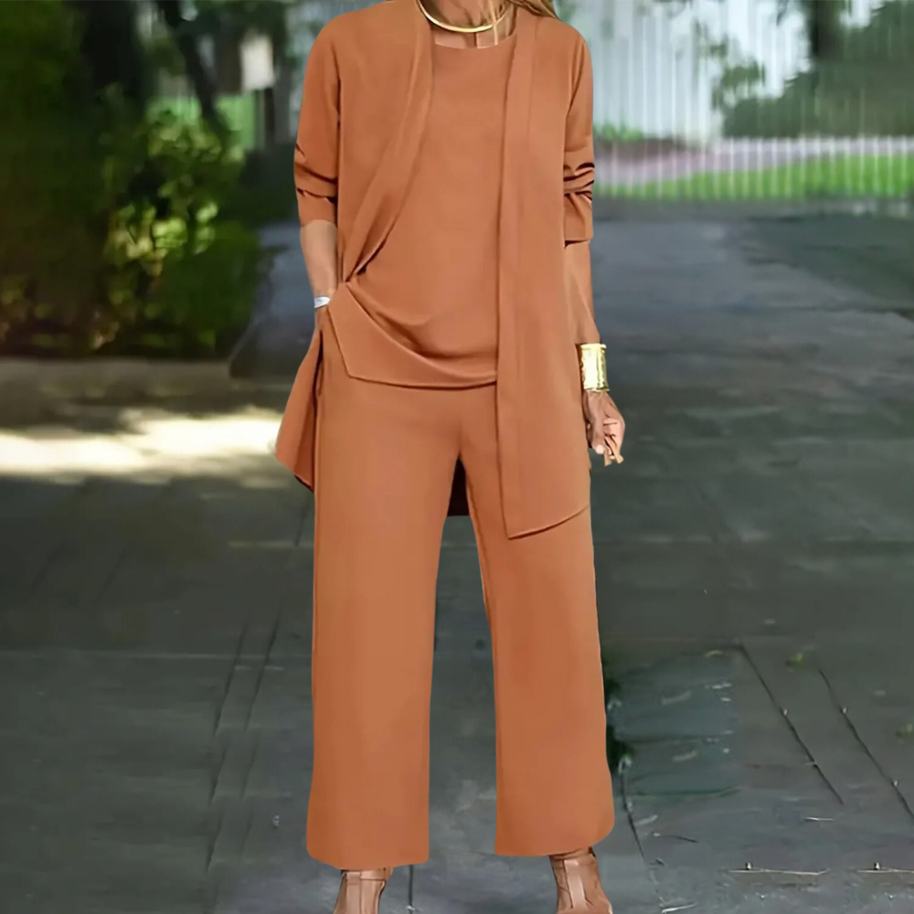 "Emma zomerset blauw, driedelig dameskleding: top, broek, vest. Elegant en casual voor zomerse dagen."