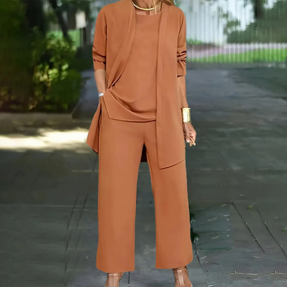 "Emma zomerset blauw, driedelig dameskleding: top, broek, vest. Elegant en casual voor zomerse dagen."