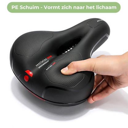 "Ergonomisch fietszadel met geheugenschuim en schokabsorptie, ideaal voor lange ritten, zwart met reflecterende details."