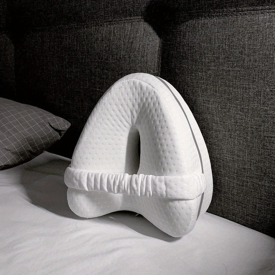 Ergonomisch memory foam kniekussen, wit, voor zijslapers; verlicht gewrichtspijn en bevordert rug- en heupuitlijning.