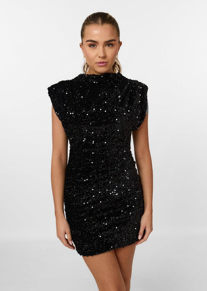 "Feestelijke elegante Vayenna jurk met schoudervulling en sprankelende pailletten, ideale keuze voor speciale gelegenheden."