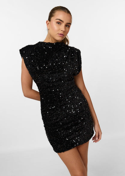 "Feestelijke elegante Vayenna jurk met schoudervulling en sprankelende pailletten, ideale keuze voor speciale gelegenheden."