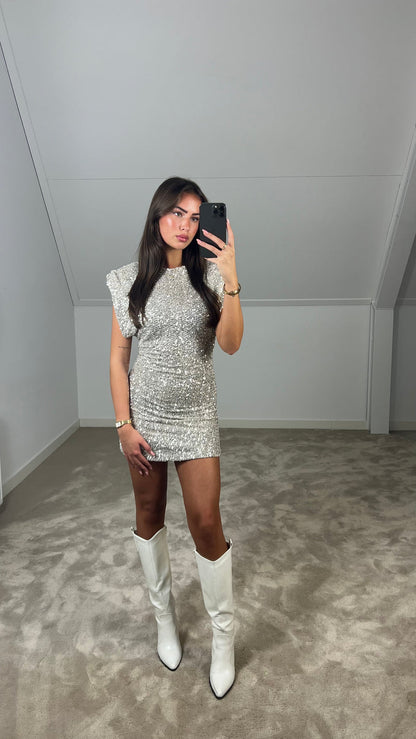 "Feestelijke elegante Vayenna jurk met schoudervulling en sprankelende pailletten, ideale keuze voor speciale gelegenheden."