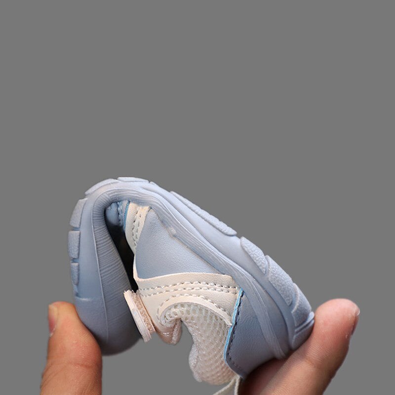 Flexibele Ember barefoot babyschoenen, zacht en ademend, met antislip zool. Perfect voor comfort en natuurlijke voetontwikkel