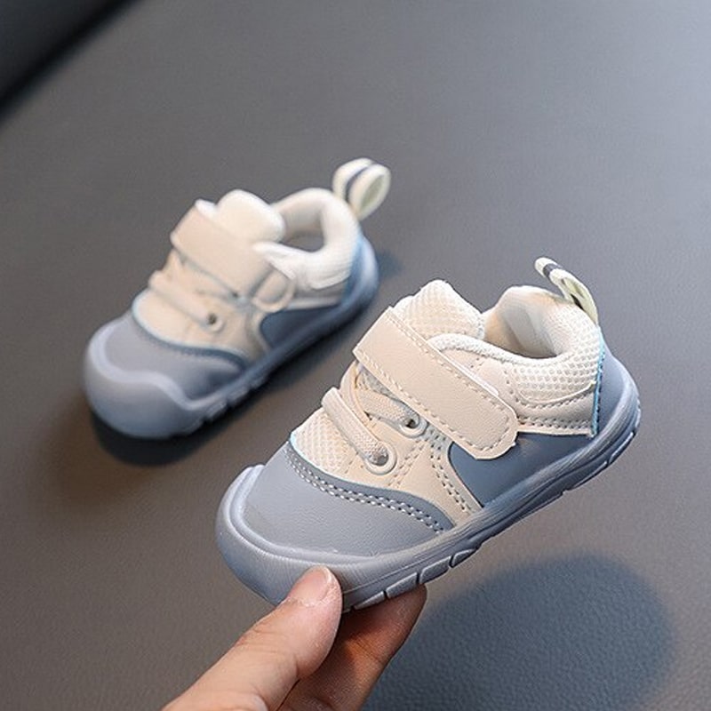 Flexibele Ember barefoot babyschoenen, zacht en ademend, met antislip zool. Perfect voor comfort en natuurlijke voetontwikkel