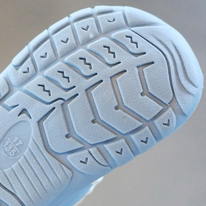 Flexibele Ember barefoot babyschoenen, zacht en ademend, met antislip zool. Perfect voor comfort en natuurlijke voetontwikkel