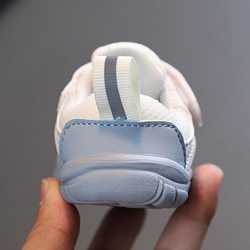 Flexibele Ember barefoot babyschoenen, zacht en ademend, met antislip zool. Perfect voor comfort en natuurlijke voetontwikkel