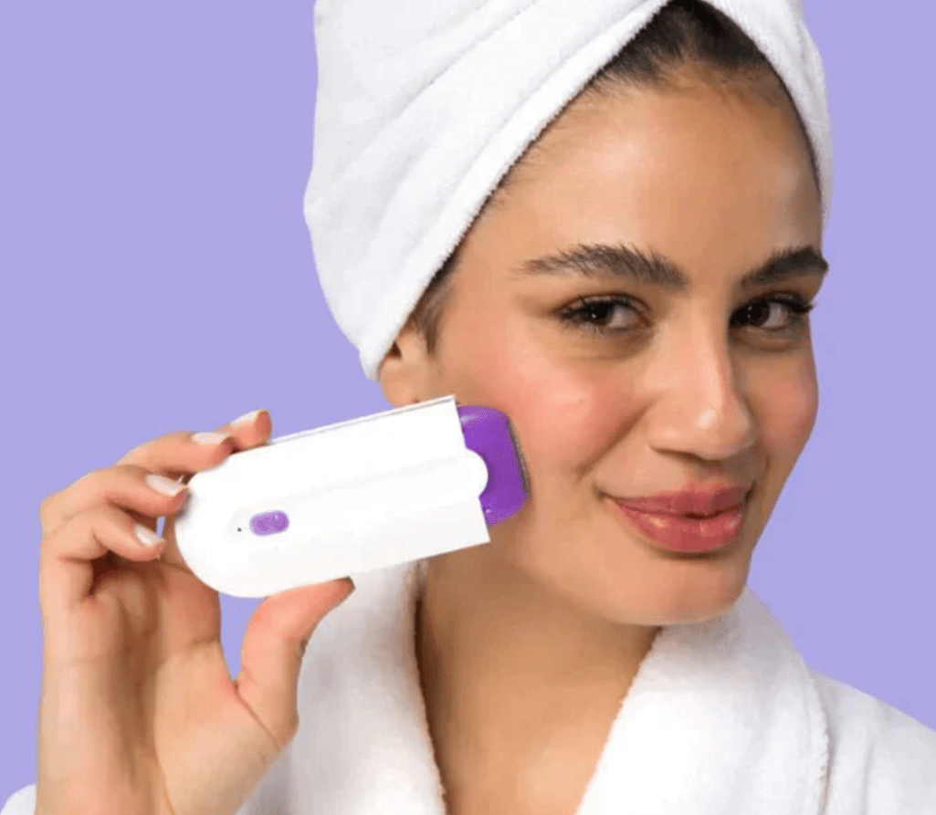 "FluweelSmooth Pro laser ontharingsapparaat, compact en stijlvol, biedt pijnloze ontharing met Sensa Light-technologie."