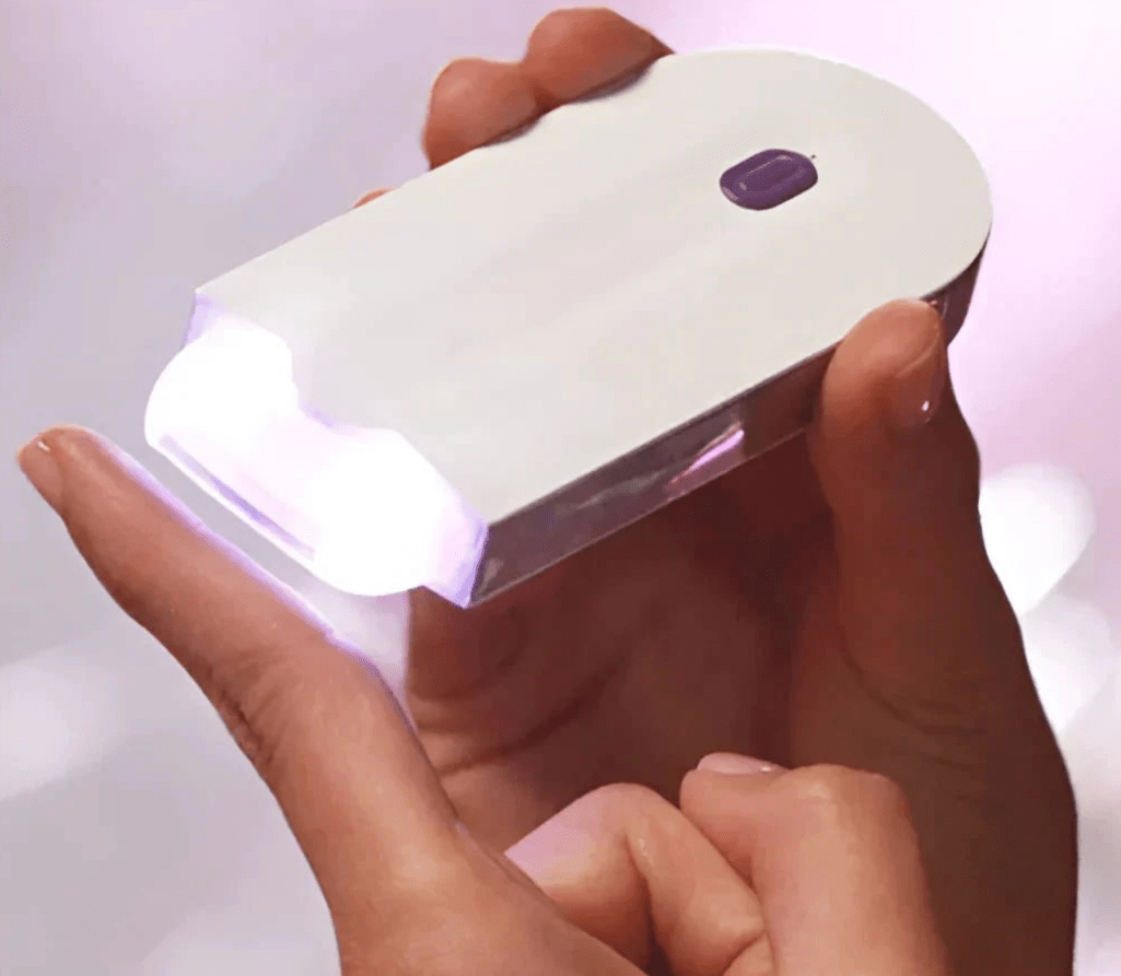 "FluweelSmooth Pro laser ontharingsapparaat, compact en stijlvol, biedt pijnloze ontharing met Sensa Light-technologie."