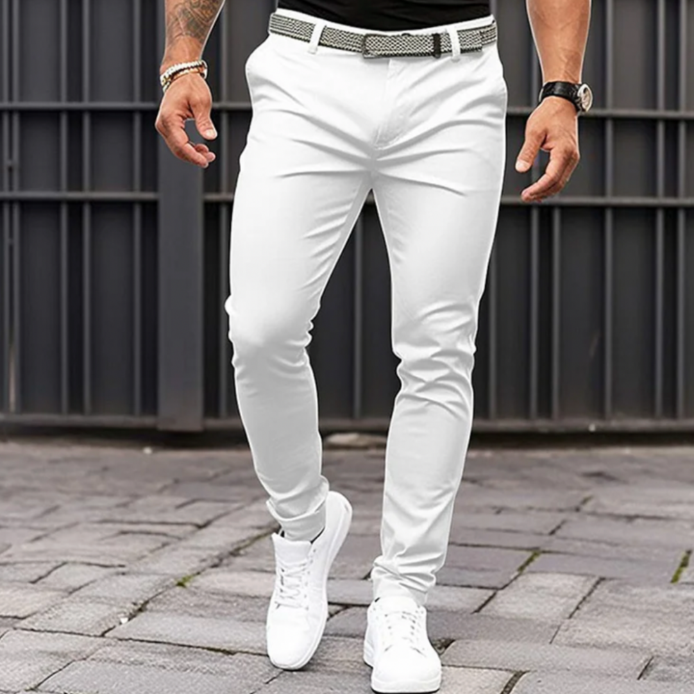 "Formele zomerbroek heren wit, lichtgewicht en ademend, elegante snit voor stijlvolle en comfortabele zomerse uitstraling."