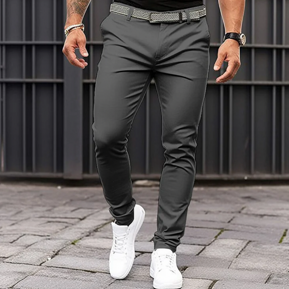 "Formele zomerbroek heren wit, lichtgewicht en ademend, elegante snit voor stijlvolle en comfortabele zomerse uitstraling."