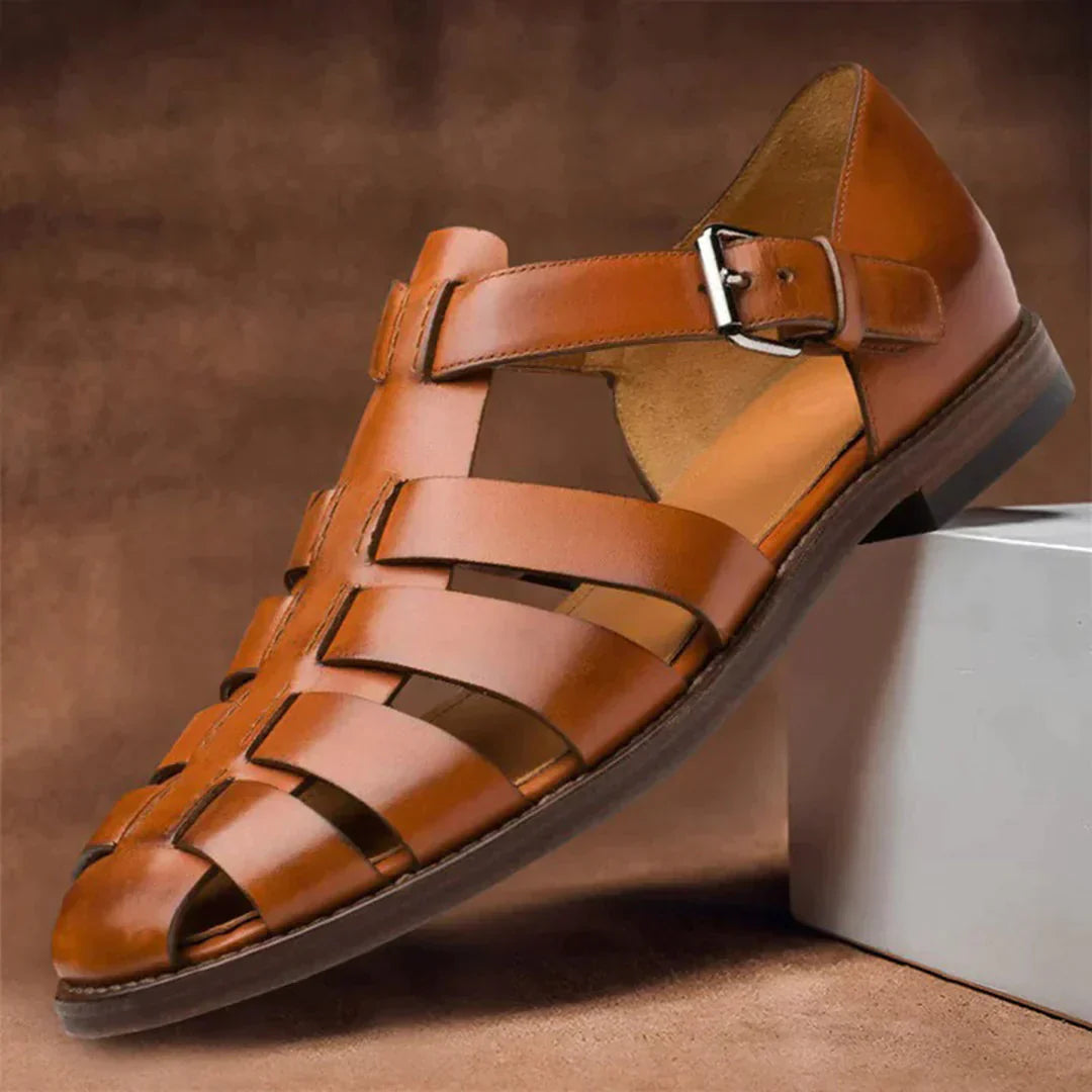 "Galen leren zomersandalen voor heren, elegant ontwerp, bruine leren bandjes, ergonomische pasvorm, ideaal voor zomerdagen."