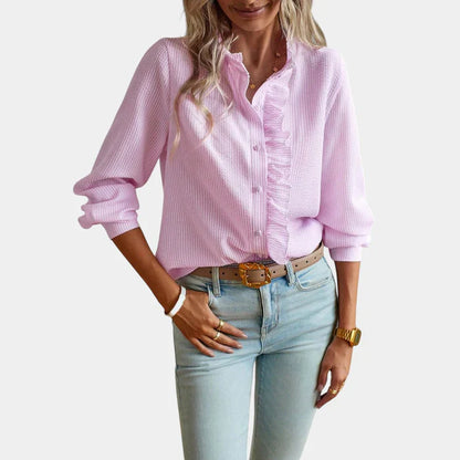 Gestreepte dames blouse met verfijnde ruches, knoopsluiting, klassieke kraag, elegante uitstraling; geschikt voor elke gelege