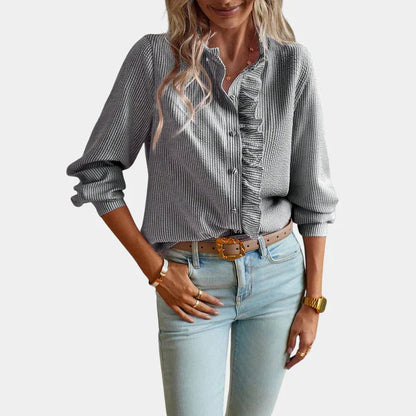 Gestreepte dames blouse met verfijnde ruches, knoopsluiting, klassieke kraag, elegante uitstraling; geschikt voor elke gelege