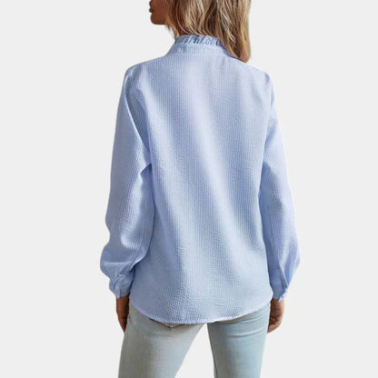 Gestreepte dames blouse met verfijnde ruches, knoopsluiting, klassieke kraag, elegante uitstraling; geschikt voor elke gelege