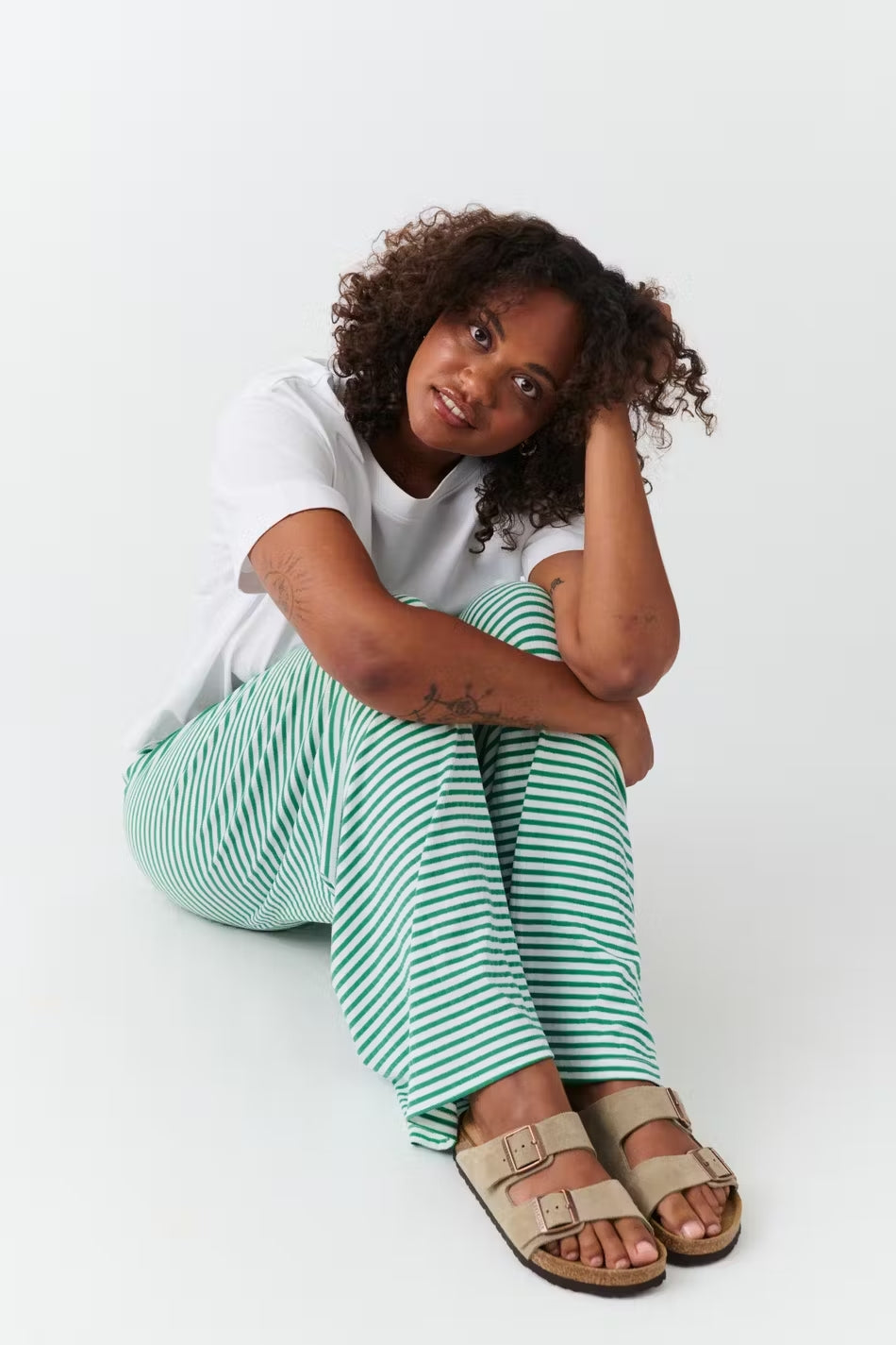 "Gestreepte loungebroek voor dames, casual en comfortabel, moderne lage taille, ideaal voor thuis of casual uitstapje."
