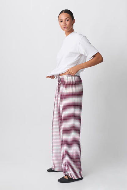 "Gestreepte loungebroek voor dames, casual en comfortabel, moderne lage taille, ideaal voor thuis of casual uitstapje."