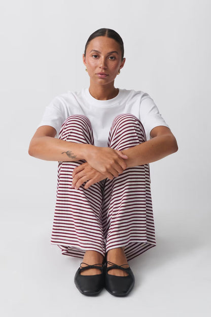 "Gestreepte loungebroek voor dames, casual en comfortabel, moderne lage taille, ideaal voor thuis of casual uitstapje."