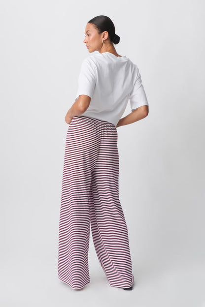 "Gestreepte loungebroek voor dames, casual en comfortabel, moderne lage taille, ideaal voor thuis of casual uitstapje."