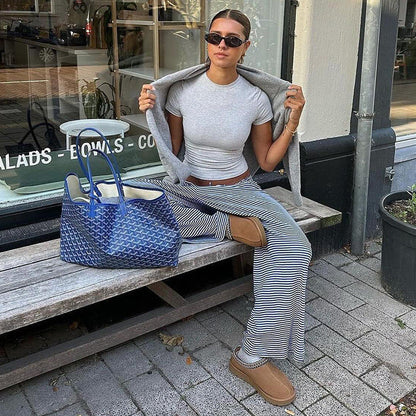 "Gestreepte loungebroek voor dames, casual en comfortabel, moderne lage taille, ideaal voor thuis of casual uitstapje."