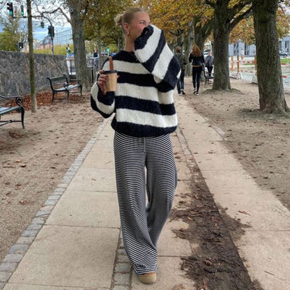 "Gestreepte loungebroek voor dames, casual en comfortabel, moderne lage taille, ideaal voor thuis of casual uitstapje."