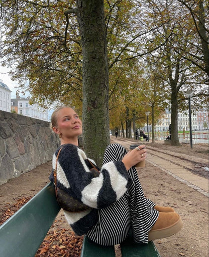 "Gestreepte loungebroek voor dames, casual en comfortabel, moderne lage taille, ideaal voor thuis of casual uitstapje."