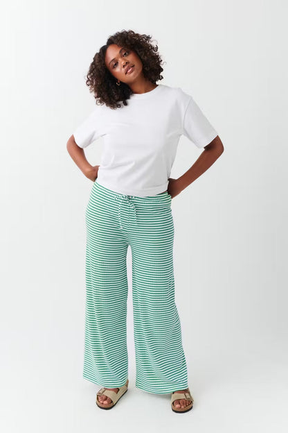 "Gestreepte loungebroek voor dames, casual en comfortabel, moderne lage taille, ideaal voor thuis of casual uitstapje."