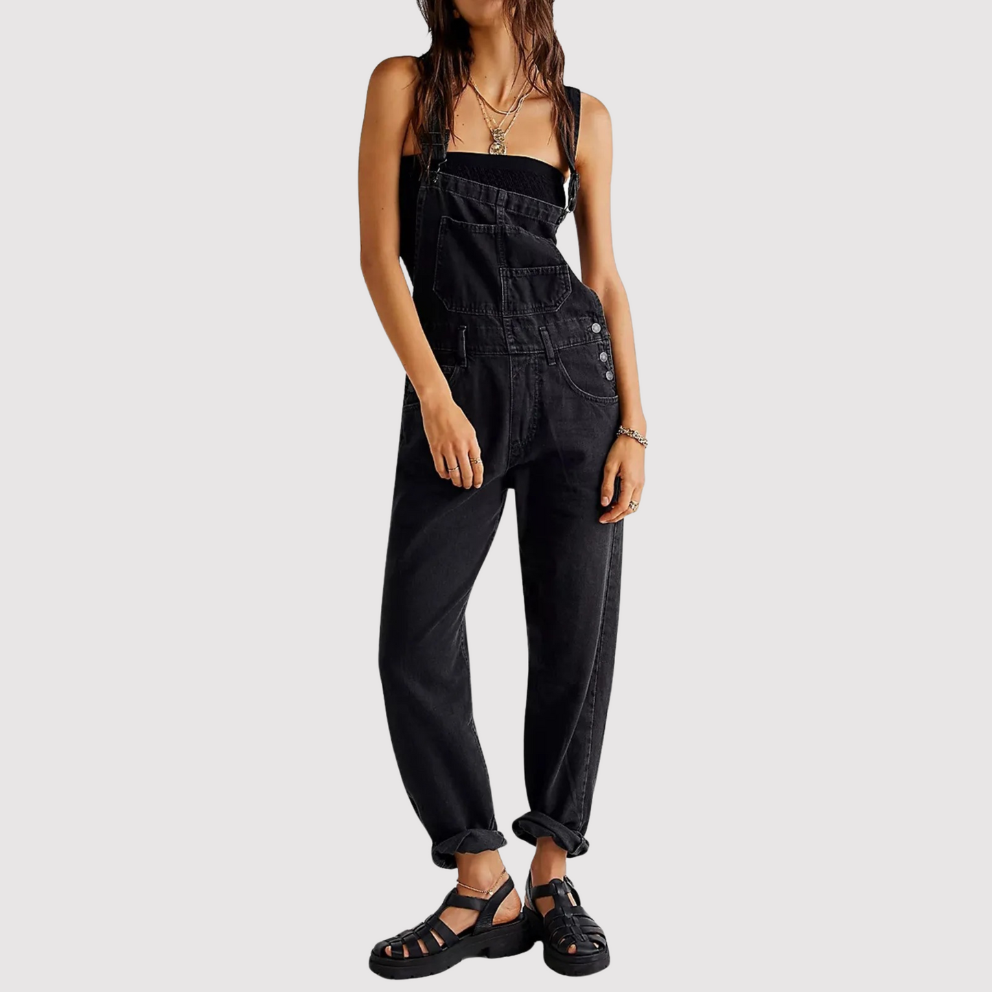 "Giada denim tuinbroek dames, casual stijl, lichtblauw denim, verstelbare banden, meerdere zakken, relaxed fit."