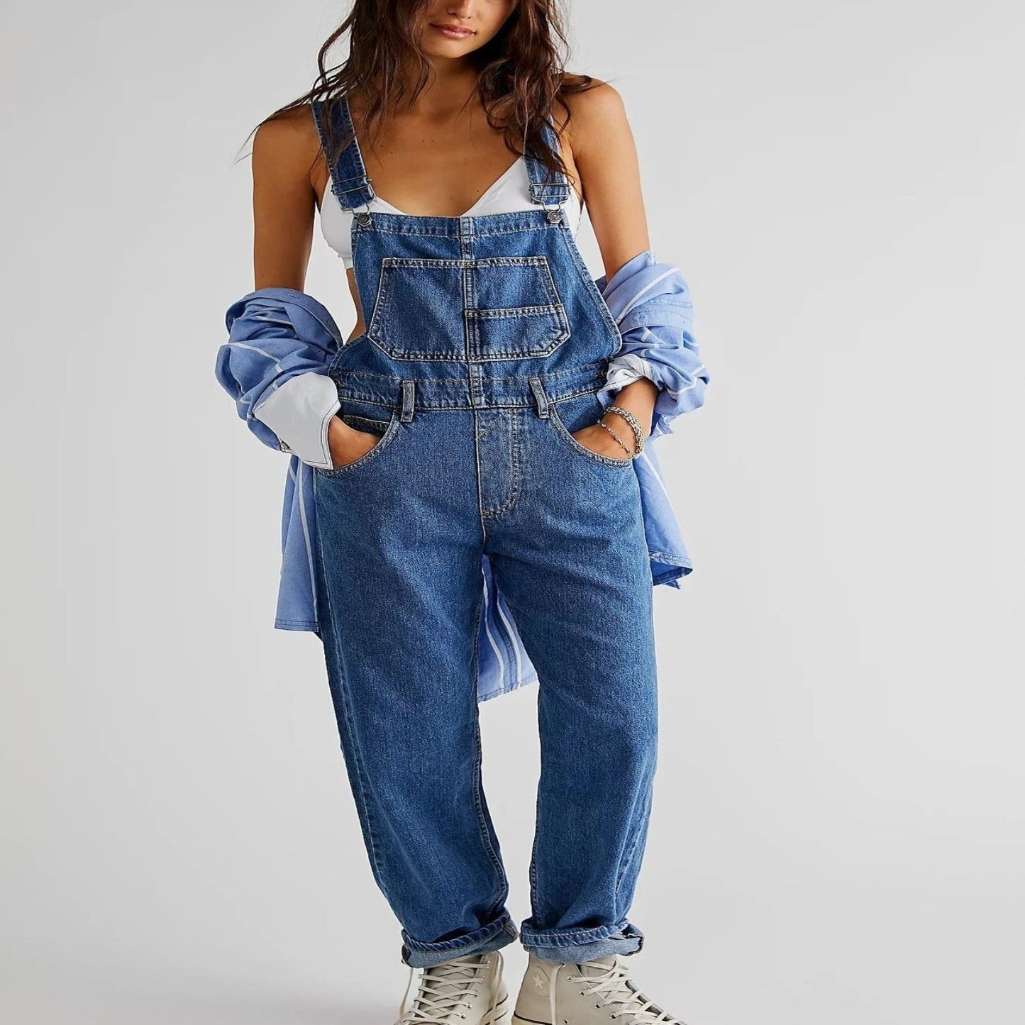 "Giada denim tuinbroek dames, casual stijl, lichtblauw denim, verstelbare banden, meerdere zakken, relaxed fit."