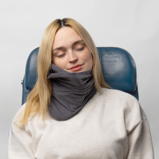 "Grijs ergonomisch reiskussen van memory foam voor nek- en hoofdsteun, ademende hoes, ideaal voor vliegtuigreizen."