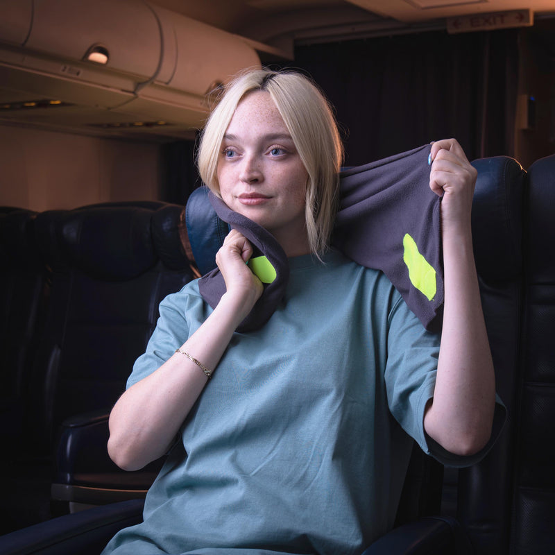 "Grijs ergonomisch reiskussen van memory foam voor nek- en hoofdsteun, ademende hoes, ideaal voor vliegtuigreizen."