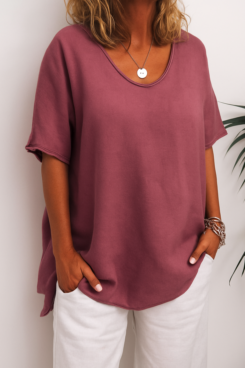 Grijs linnen T-shirt voor dames, luchtig en stijlvol met ronde hals, perfect voor casual zomerdagen.