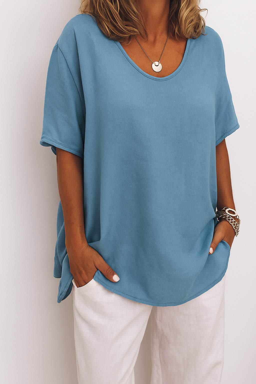 Grijs linnen T-shirt voor dames, luchtig en stijlvol met ronde hals, perfect voor casual zomerdagen.