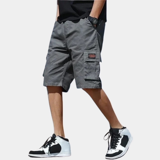 "Grijze cargo shorts voor heren met praktische zakken, veelzijdig en comfortabel voor stads- en natuuravonturen."