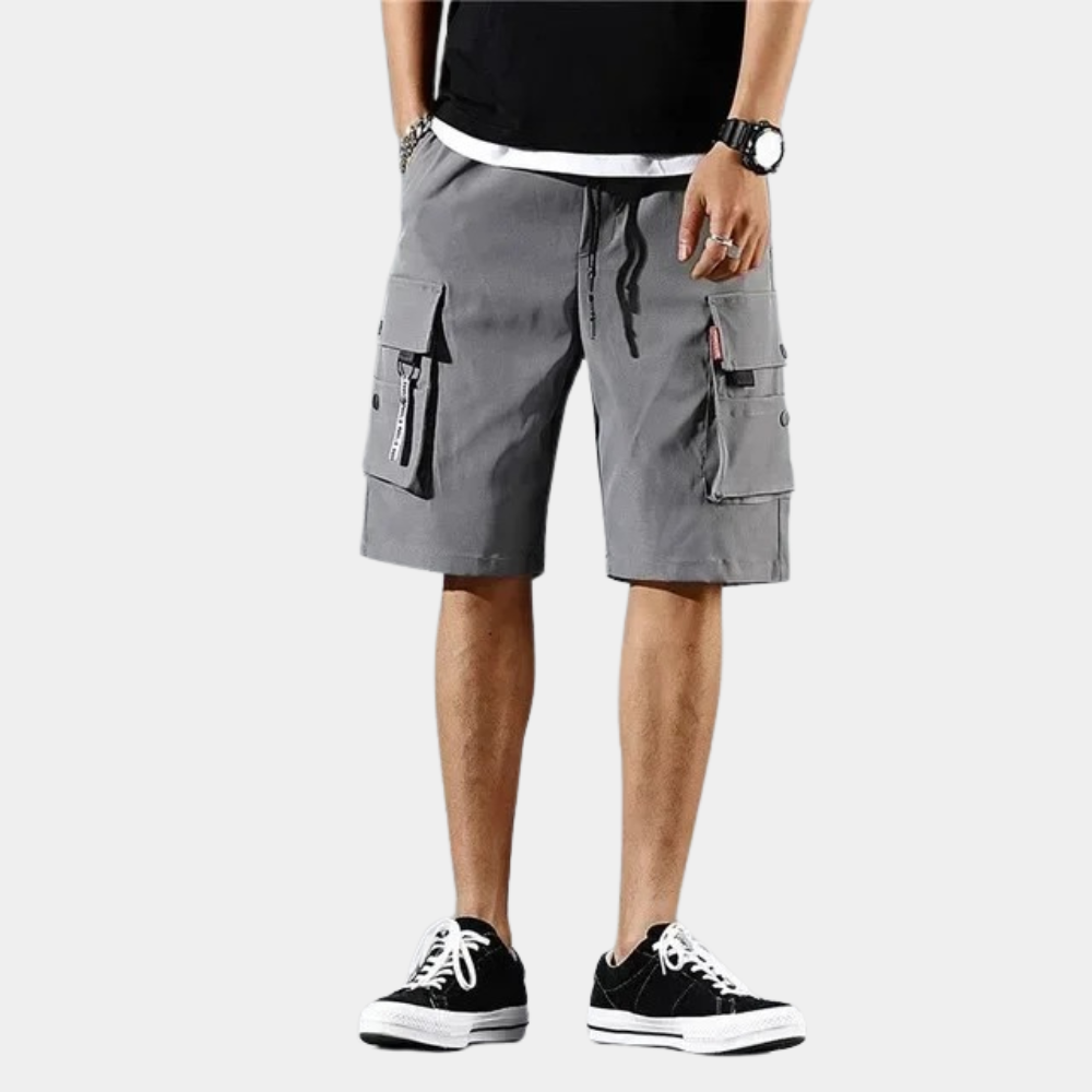 "Grijze cargo shorts voor heren met praktische zakken, veelzijdig en comfortabel voor stads- en natuuravonturen."