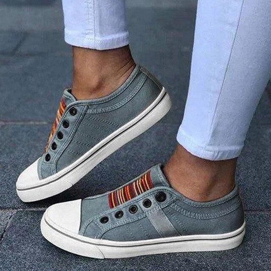 "Grijze slip-on zomersneakers dames, stijlvol en modieus kanvasontwerp zonder veters, voor dagelijks comfort."