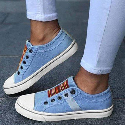 "Grijze slip-on zomersneakers dames, stijlvol en modieus kanvasontwerp zonder veters, voor dagelijks comfort."