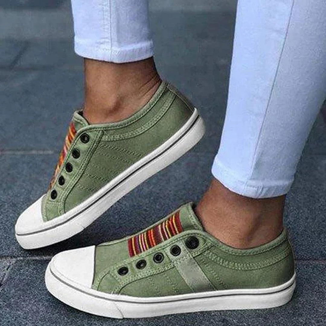 "Grijze slip-on zomersneakers dames, stijlvol en modieus kanvasontwerp zonder veters, voor dagelijks comfort."