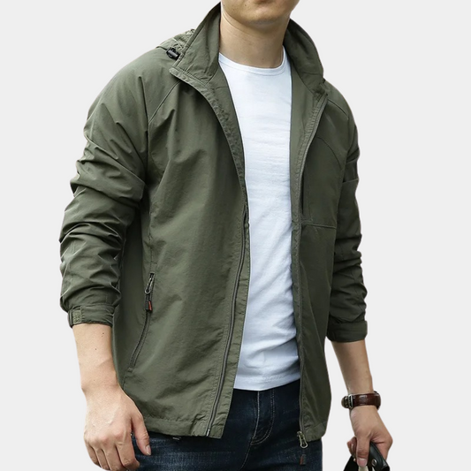 "Groene cargo zomerjas voor heren, lichtgewicht design, veelzijdig met praktische zakken, stijlvolle zomermode voor mannen."
