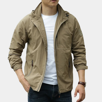 "Groene cargo zomerjas voor heren, lichtgewicht design, veelzijdig met praktische zakken, stijlvolle zomermode voor mannen."