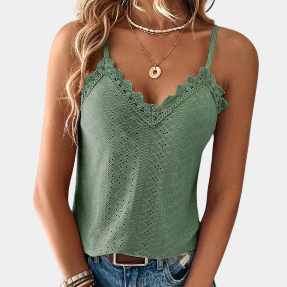 "Groene zomerse damestop met V-hals en eyelet borduursel, luchtig en stijlvol voor een elegante look."