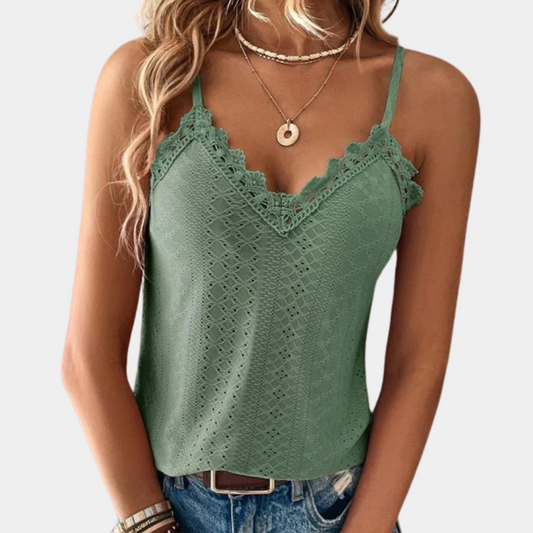 "Groene zomerse damestop met V-hals en eyelet borduursel, luchtig en stijlvol voor een elegante look."