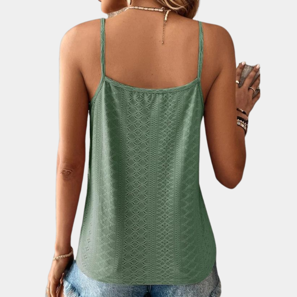 "Groene zomerse damestop met V-hals en eyelet borduursel, luchtig en stijlvol voor een elegante look."