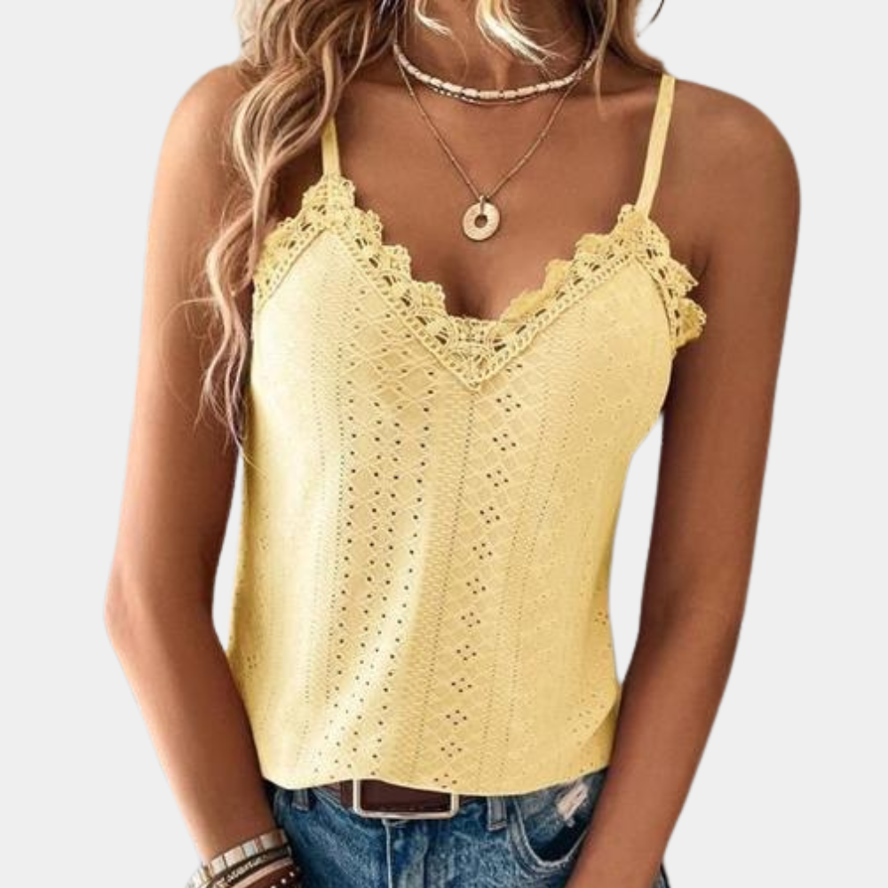 "Groene zomerse damestop met V-hals en eyelet borduursel, luchtig en stijlvol voor een elegante look."
