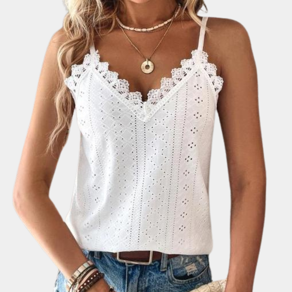 "Groene zomerse damestop met V-hals en eyelet borduursel, luchtig en stijlvol voor een elegante look."