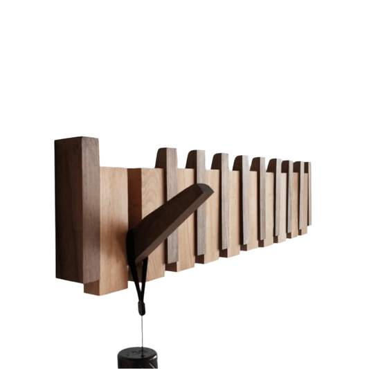 Handgemaakte houten kapstok in piano design met elegante, pianotoetsen uitstraling. Perfect voor stijlvolle jassenopslag.