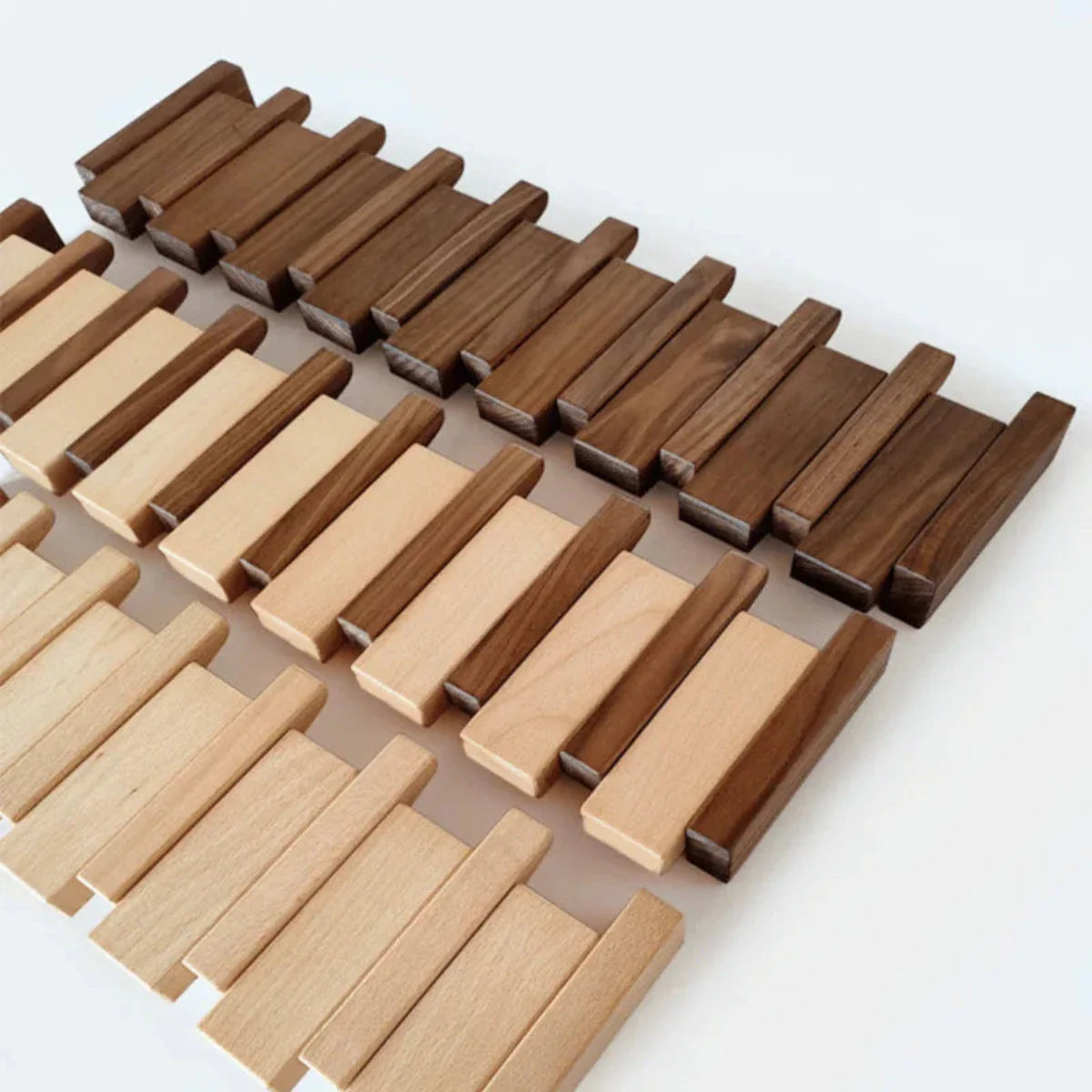 Handgemaakte houten kapstok in piano design met elegante, pianotoetsen uitstraling. Perfect voor stijlvolle jassenopslag.