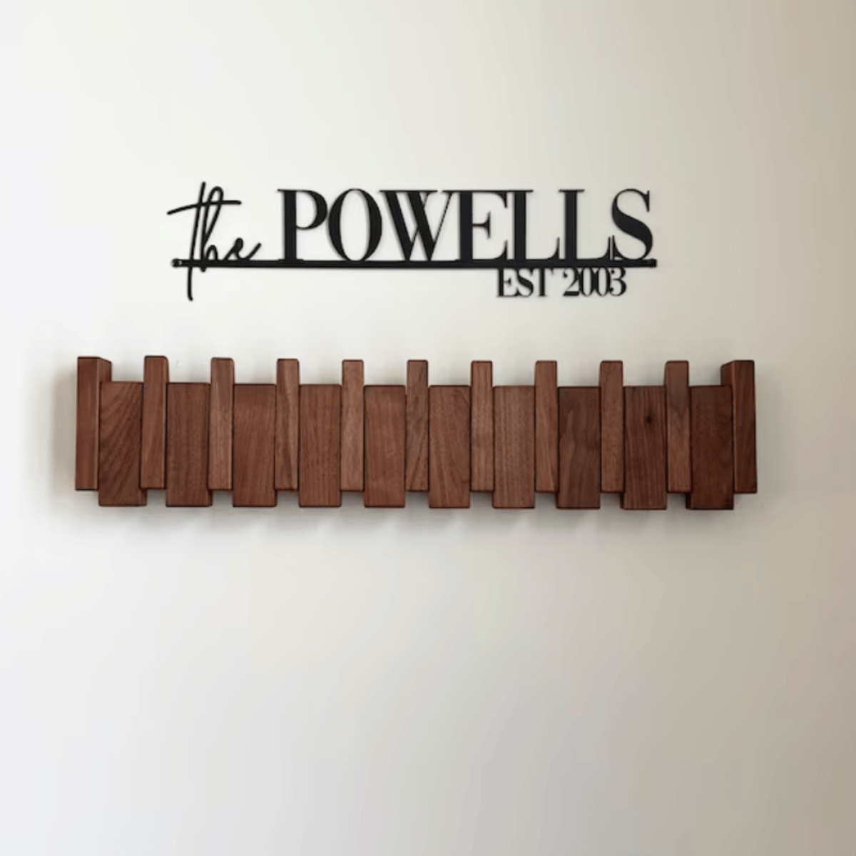 Handgemaakte houten kapstok in piano design met elegante, pianotoetsen uitstraling. Perfect voor stijlvolle jassenopslag.