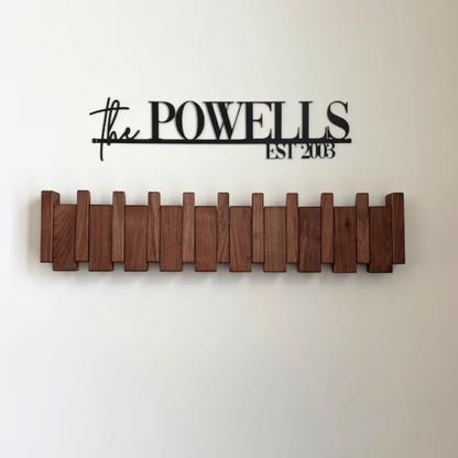Handgemaakte houten kapstok in piano design met elegante, pianotoetsen uitstraling. Perfect voor stijlvolle jassenopslag.