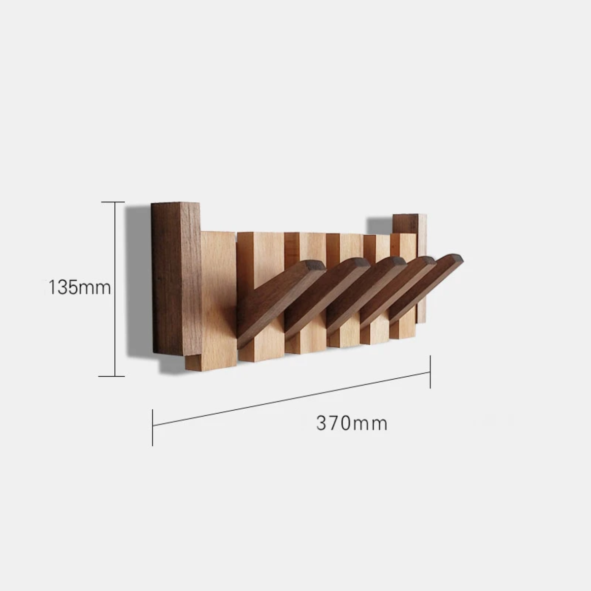 Handgemaakte houten kapstok in piano design met elegante, pianotoetsen uitstraling. Perfect voor stijlvolle jassenopslag.
